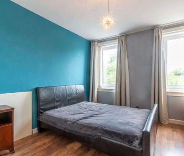 3 bedroom flat to rent - Photo 5