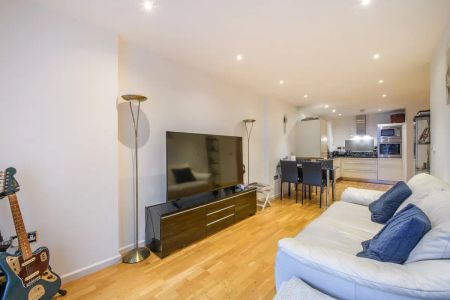 2 bedroom flat in London - Photo 4