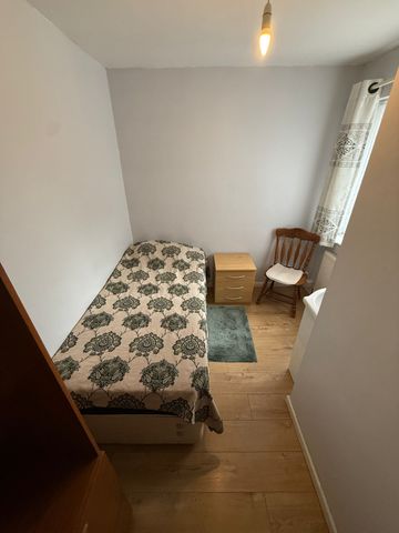 Room No 4 , Single Room with Shared Facilities in Semi Detached House Dunstable Road Luton LU4 Rent £575.pcm inclusive of bills available immediately - Photo 3