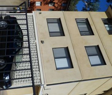 !! 1st floor unit – bedrooms will have brand new carpet !! - Photo 6