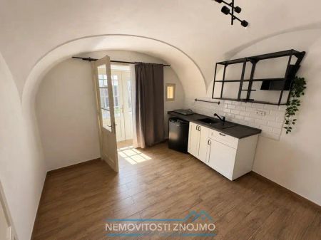 Pronájem bytu 1+kk v centru Znojma s parkovacím místem - Photo 2