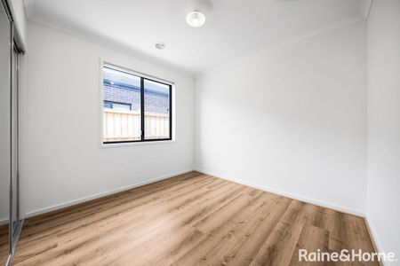 BRIGHT NEAR NEW 4 BEDROOM HOME - Photo 5