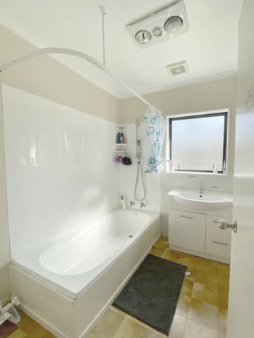 3 BEDROOM - SINGLE LEVEL - DOUBLE GARAGE - Photo 5