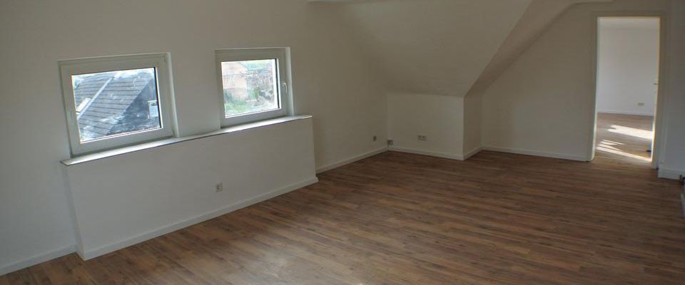 Vermietung - 2-Zimmer Dachgeschosswohnun mit Gartennutzung - Photo 1