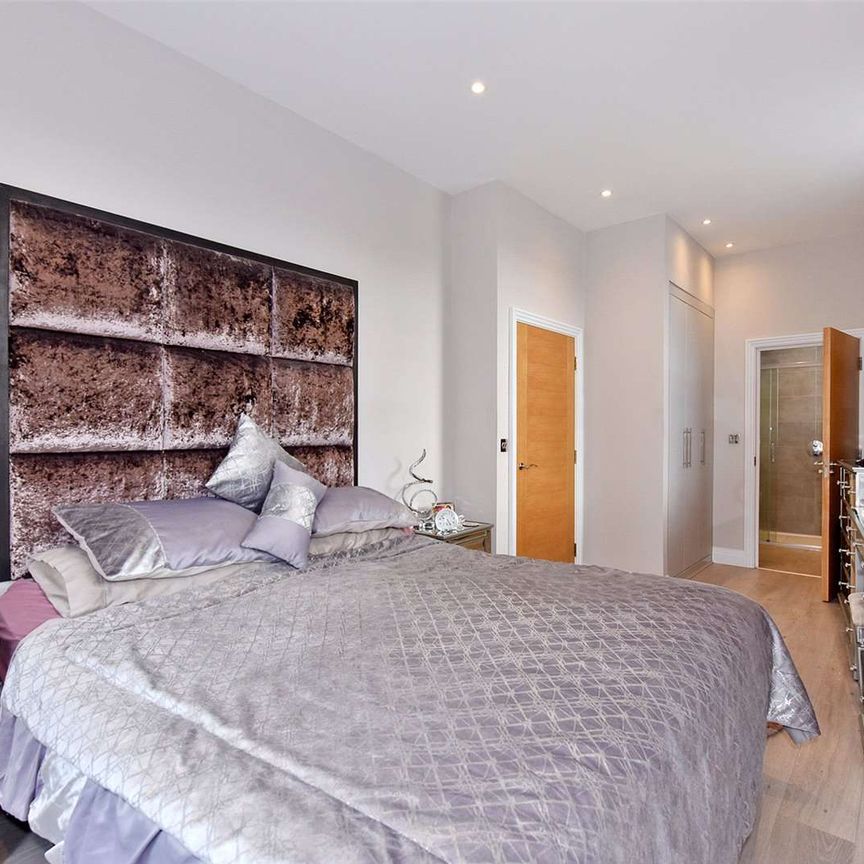 Located just off the Marlow High Street is this spacious two bedroom apartment with gated parking for one car - Photo 1