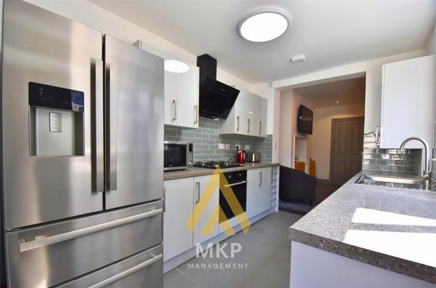 5 bedroom end of terrace house to rent - Photo 1