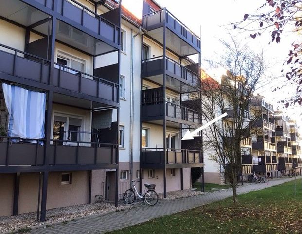 Schöne, teilsanierte 2-Zimmer Wohnung mit Balkon<br> - Foto 1