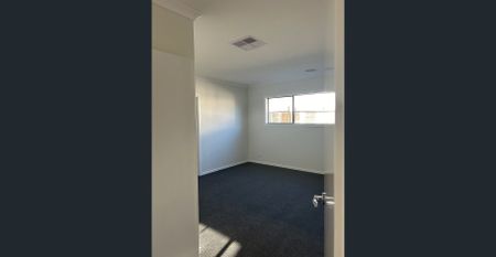 Share half a large home, your own private areas with 2bedrooms, large study area and full bathroom. only one person at other half of the house. - Photo 4