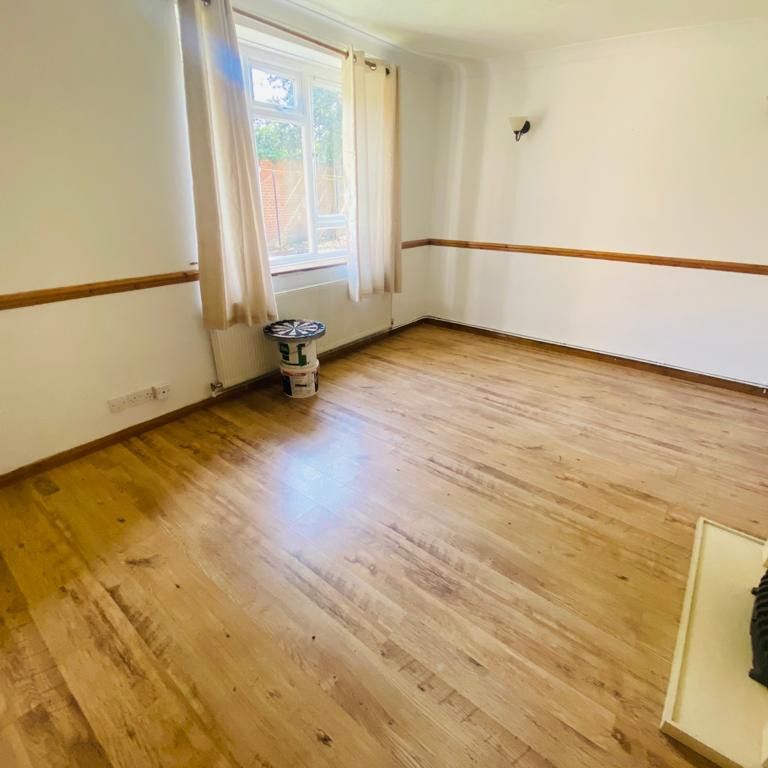 Norwood Close, Middlesex, UB2 - Photo 1