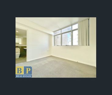 Modern & Spacious Two-Bedroom Apartment in Prime Location - Photo 5