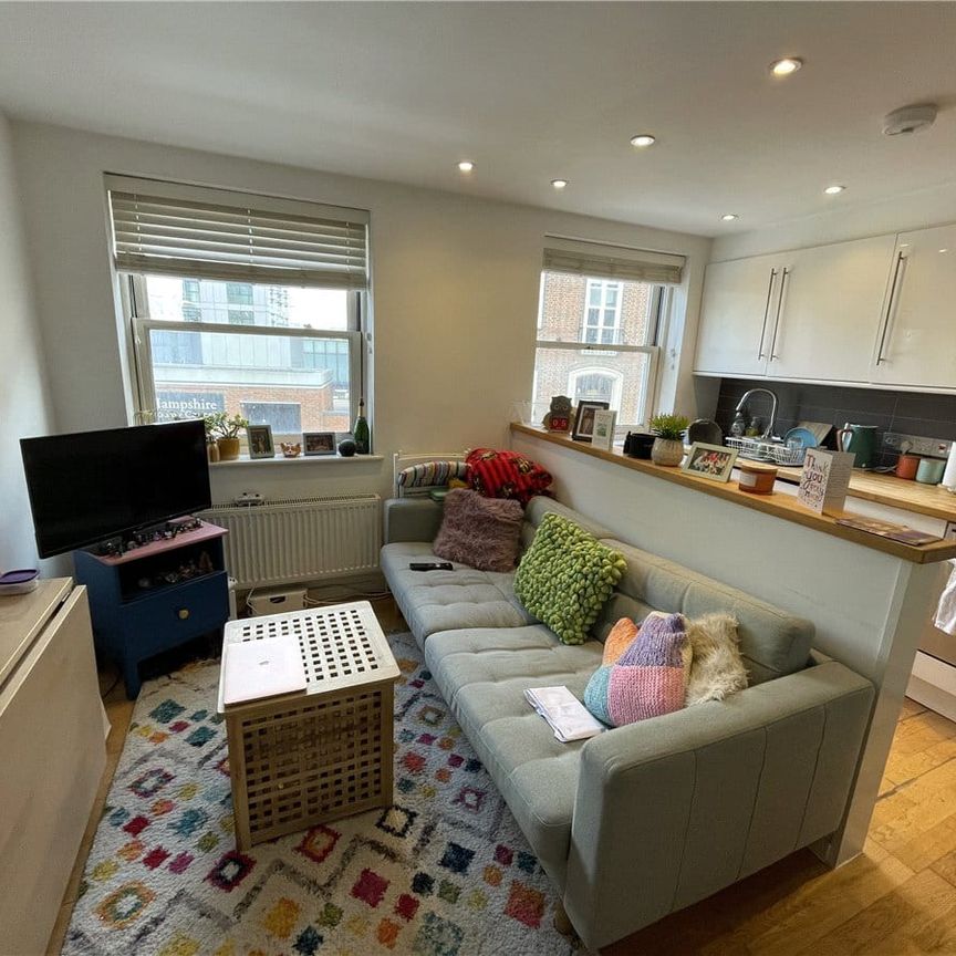 A modern compact 1 bedroom flat in an excellent central location close to the Train Station and the City Centre. - Photo 1