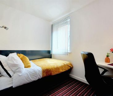 1 bedroom in a flat share to rent - Photo 3
