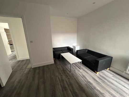 3 Bed Flat, Grand Parade, N4 - Photo 1