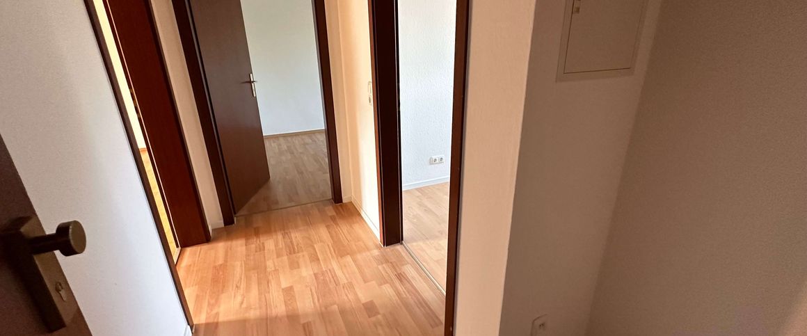 Helle DG-Wohnung - Laminat und Bad mit Wanne !!! - Foto 1