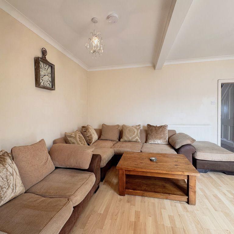1 bedroom in a house share to rent - Photo 1