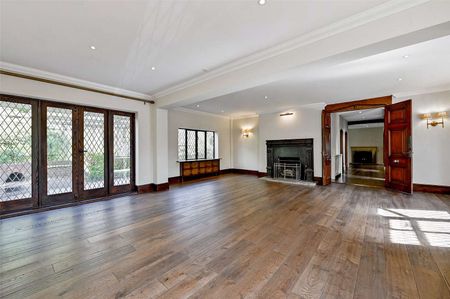 A magnificent home on with high specifications and a large private garden in the sought-after village of Englefield Green - Photo 2