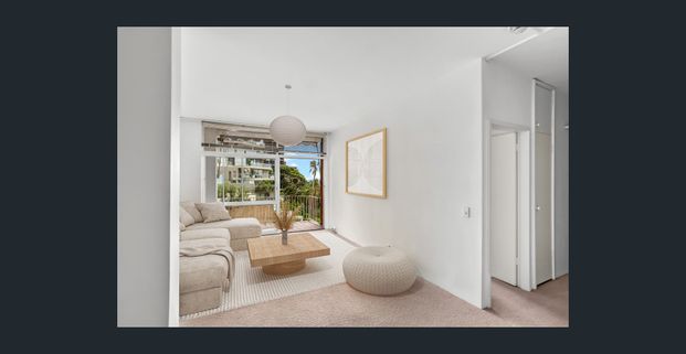 CLASSIC "EASTHAVEN" WATERFRONT 2 BEDROOM APARTMENT - NORTH FACING VIEWS - Photo 1