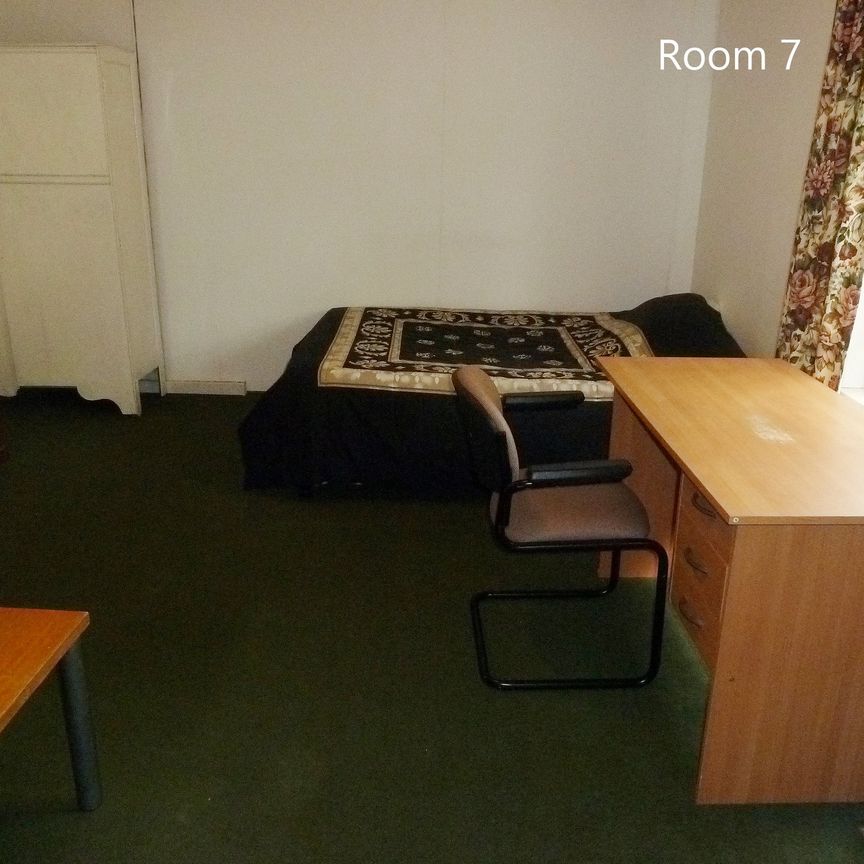 Single room in rooming house - Photo 1