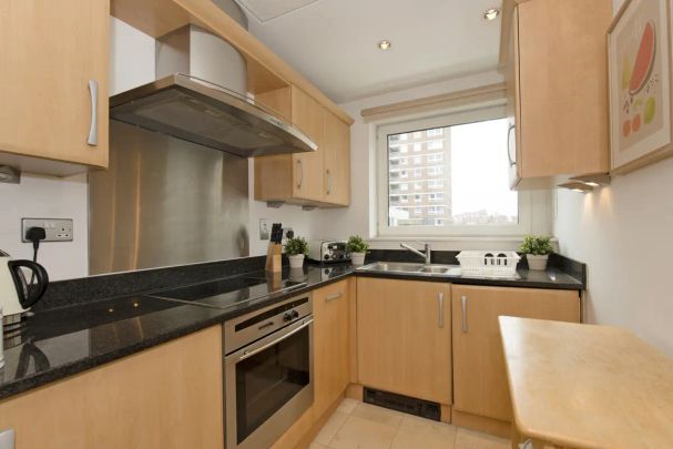 2 bedroom flat in London - Photo 1