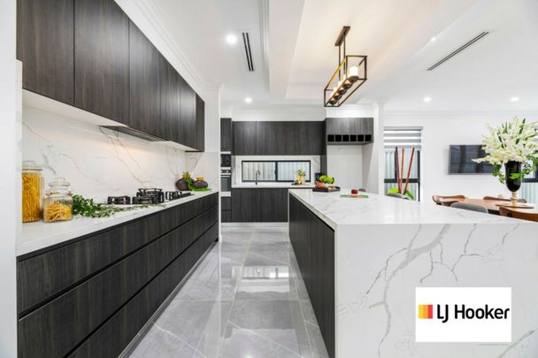 Modern 4 Bedroom Home - Available Now! - Photo 1