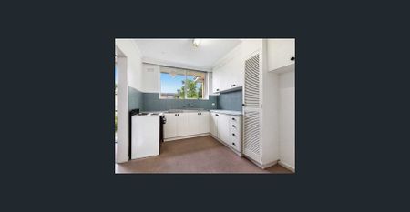 Spacious First-Floor Apartment – Prime Location - Photo 2