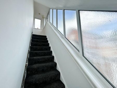 3 bedroom flat to rent - Photo 4