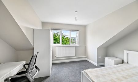 Modern Four-Bedroom Student House with Spacious Garden - Photo 3