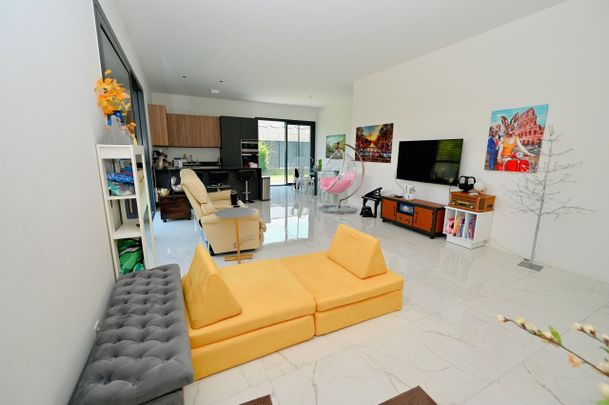 Modern Villa with Superior Standing Finishes and Garden - Photo 1