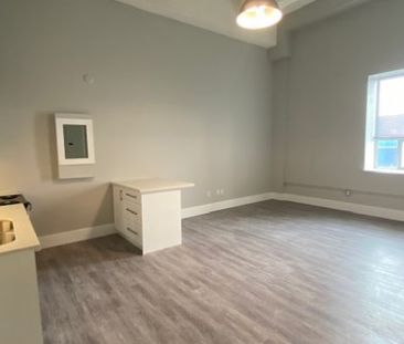 19 Dunlop St W, #204 Barrie | $1550 per month | Plus Heat | Plus Hydro - Photo 4