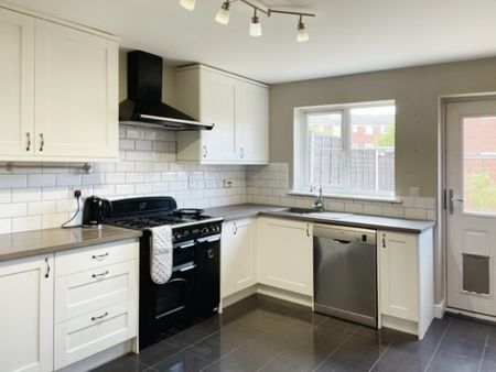 Four Double Bedroom Property To Let in Lichfield - Photo 4