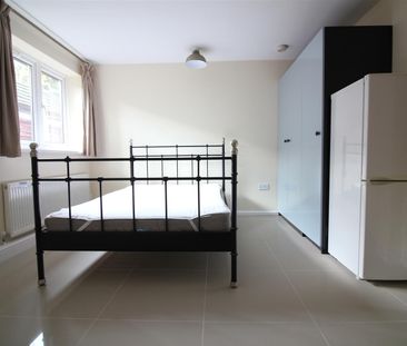 Hanworth Road, Hounslow - Photo 2