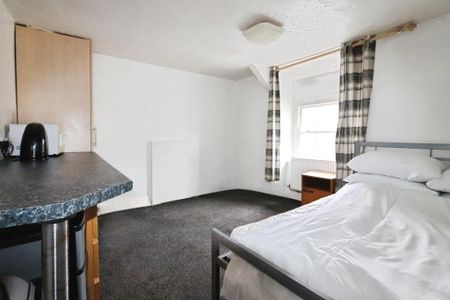 1 bedroom in a house share to rent - Photo 2