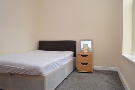 Room 3 821 Hollins Road, Oldham - Photo 2