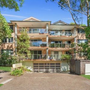 Centrally Located, Tastefully Updated, Sun-Kissed And Private Two Bedroom Oasis In A Prime Location - Photo 3