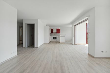 APPARTEMENT À LOUER DANS QUARTIER TRÈS ENSOLEILLÉ ET FAMILIAL - Photo 2