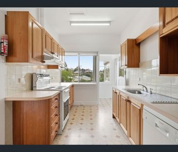 Spacious Home with Art Deco Charm - Photo 5