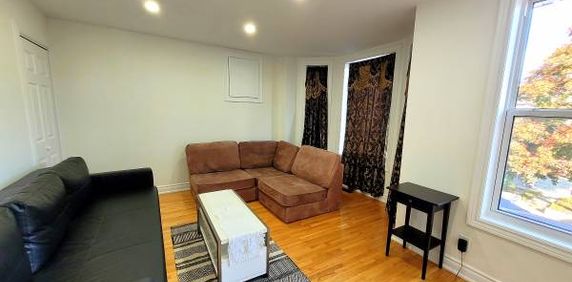 Bright 3 Bedroom/2 Bathroom Close to Major Transit - Photo 2