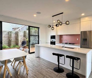 Beautifully Presented End-Unit Townhouse with ... - Photo 3