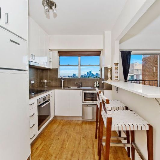 Modern Top Floor Apartment - Photo 1