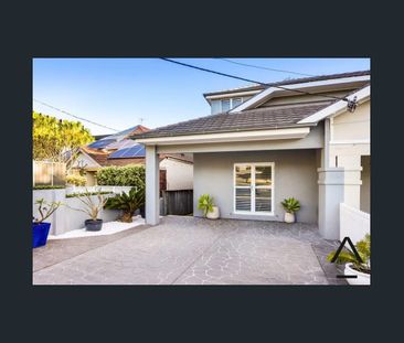 Stunning 4-Bedroom Family Home with Pool – Walk to Coogee Beach - Photo 4