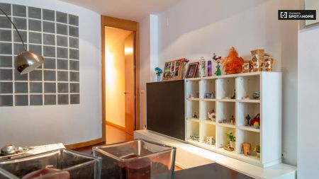 Single Bed in Room for rent in spacious 2-bedroom apartment near the Mercat de Russafa in L'Eixample - Only Students - Photo 3