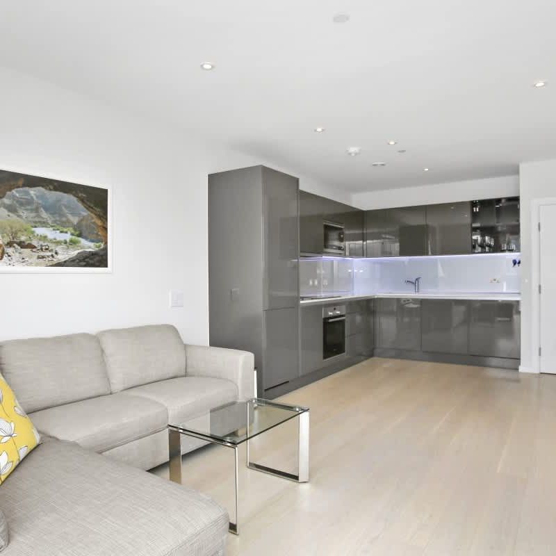 Glasshouse Gardens London E20 - Photo 1