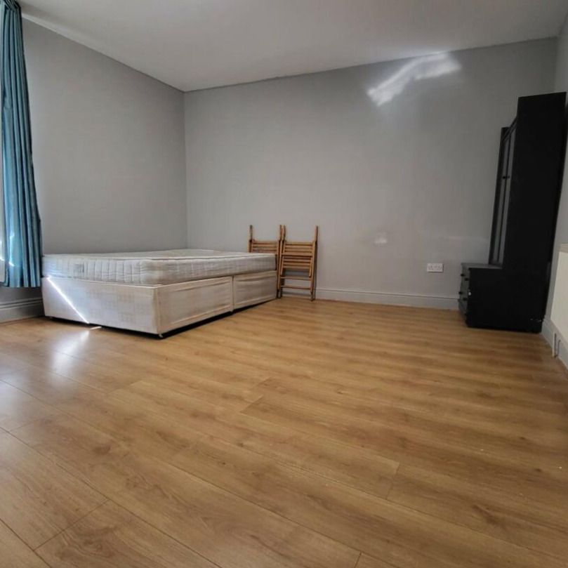 Ebberston Terrace, Hyde Park, LS6 - Photo 1