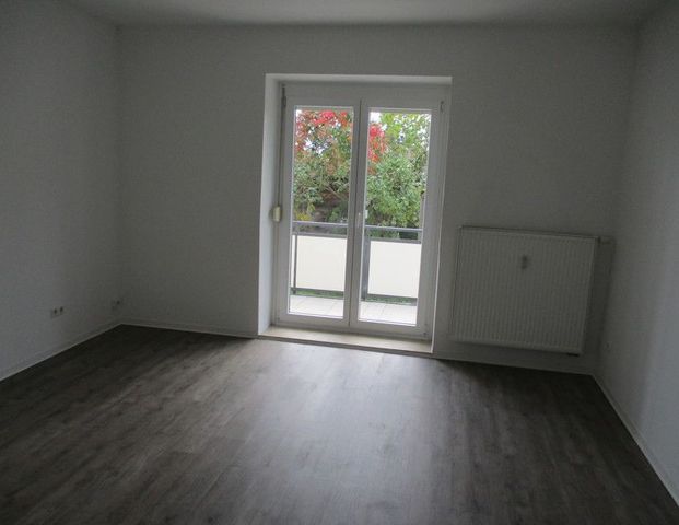 Schöner Wohnen: renovierte 2-Zimmer-Wohnung mit offener Küche und Balkon - Foto 1