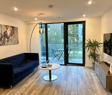 2 Bed Flat, Hawthorne Crescent, SE10 - Photo 2