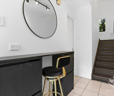 Freshly Renovated & Fully Furnished Two-Bedroom Townhouse in Centra... - Photo 3