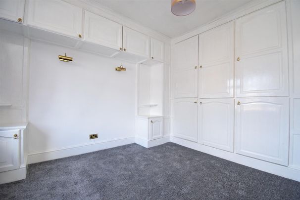 Warren Avenue, Wakefield - Photo 1