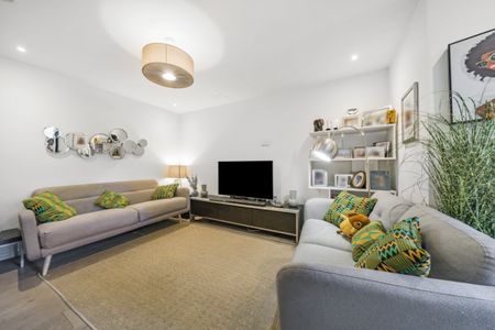 Lower Richmond Road, Putney, London, SW15 - Photo 2