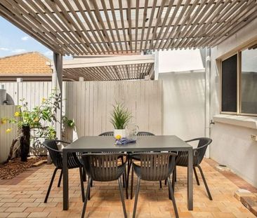Stylish Living in the Heart of Bulimba - Photo 4
