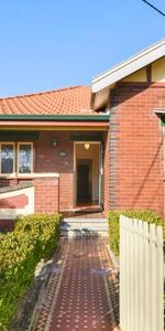 CALIFORNIAN BUNGALOW STYLE HOME - Photo 4